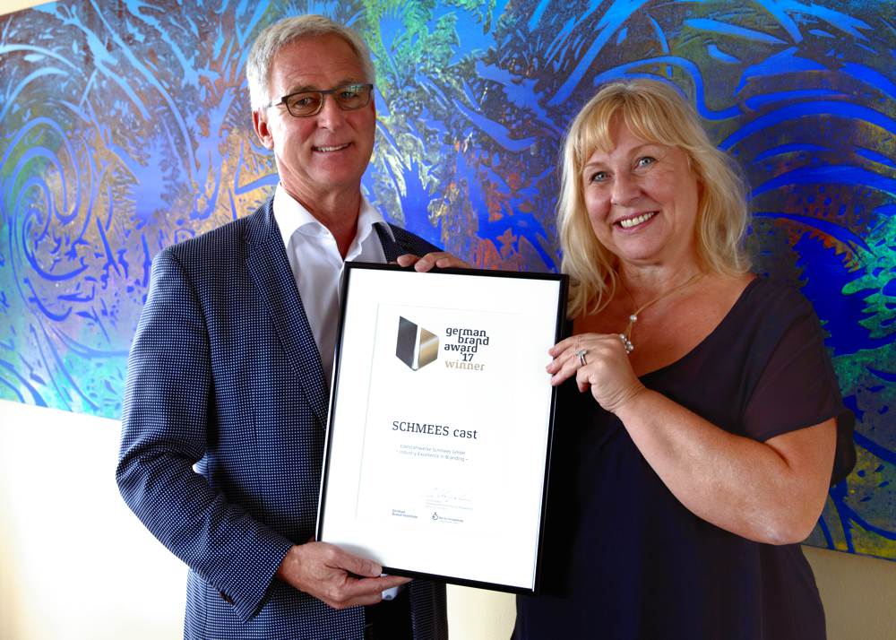 Carla und Clemens Schmees mit der Auszeichnung des German Brand Award